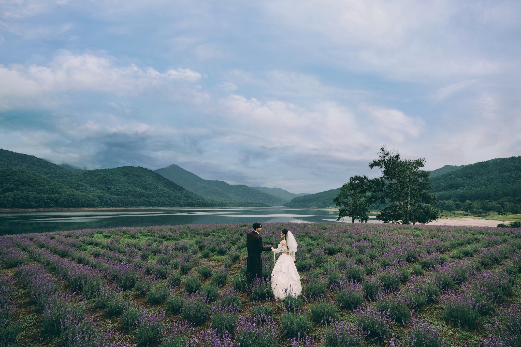 スタジオ、ロケーション、フォトスタジオ、ウェディングフォト、フォトウェディング、結婚、写真、撮影、前撮り、札幌、北海道、ウエディングドレス、カラードレス、和装、色打掛、レース打掛、オリジナル、ファッション、ファッションウィーク、バンクーバー、VFW、カウンセリング、ヘアメイク、おしゃれ、トレンド、ソロウェディング、ソロ、お得、キャンペーン、コーディネート、ヘアメイク、ヘア、メイク、駅近、アクセス、立地、地下直結、かなやま湖、南富良野、アンティーク